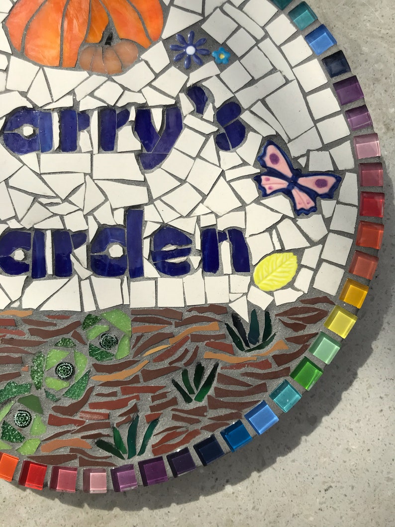 Insegna da giardino in mosaico arcobaleno, targa, su misura, su misura, ornamento, arte da giardino, regalo per giardinieri, insegna del cancello del giardino, benvenuto immagine 8