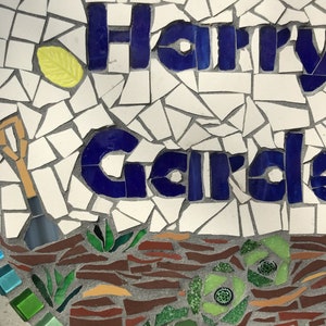 Insegna da giardino in mosaico arcobaleno, targa, su misura, su misura, ornamento, arte da giardino, regalo per giardinieri, insegna del cancello del giardino, benvenuto immagine 7