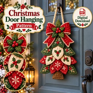 Op de afbeelding: Een kerstdeurhangerpatroon met een gewatteerd stoffen boomornament in rode, groene en crèmekleurige lagen. Het ontwerp bevat hulstbessen, bladeren en sneeuwvlokborduurwerk. Tekst: Christmas Door Hanging Pattern en Digital Download.