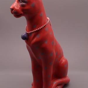 Pantera roja con corazones grises y collar de perlas · escultura cerámica pintada a mano, pieza única