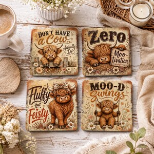 Peut inclure: Quatre sous-verres carrés illustrés de vaches Highland. En haut à gauche, 'Don't Have a Cow Actually', en haut à droite 'Zero Moo-tivation', en bas à gauche 'Fluffy but Feisty', et en bas à droite 'MOO-D Swings', ornés de motifs floraux.