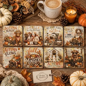 Könnte beinhalten: Ein Set aus acht quadratischen Untersetzern mit herbstlichen Illustrationen, darunter ein Hochlandrind, Geister und Igel, mit Texten wie Autumn Magic, Fall is my favorite, My happy place is right here, Fall is proof that change can be beautiful, Autumn Glows, Fall is my ministry und Autumn Ghost Gathering.