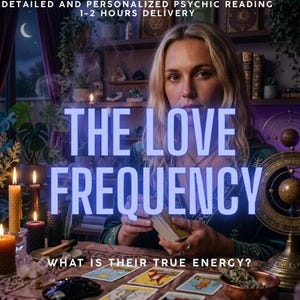 Puede incluir: Una persona de cabello rubio con una prenda verde oscuro, sosteniendo un mazo de cartas de tarot en una mesa con velas encendidas, cristales y una esfera armilar. Texto: DETAILED AND PERSONALIZED PSYCHIC READING 1-2 HOURS DELIVERY THE LOVE FREQUENCY WHAT IS THEIR TRUE ENERGY?