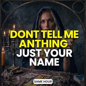 Può includere: Una persona con un mantello scuro con cappuccio siede a un tavolo con carte dei tarocchi, candele accese e cristalli. Il testo recita DONT TELL ME ANTHING JUST YOUR NAME e SAME HOUR. La scena è in penombra con un'atmosfera mistica.