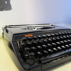 Vintage Typewriter, Typewriter, BROTHER Deluxe 220, Working Typewriter, Portable Typewriter, Black Typewriter, Case, Made in Japan, 70s image 3