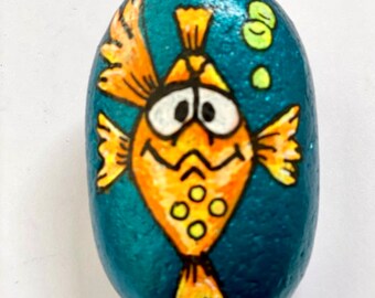 Handbemalter farbenfroher Stein mit metallischem Hintergrund und süßem, aber mürrischem Neon-Fisch