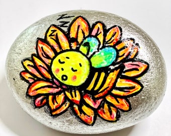 Personalisierbarer handbemalter Stein mit schlafender Biene auf Blume.
