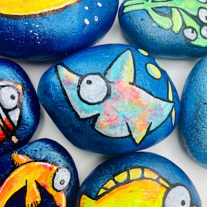 Einzigartiges Geschenk - Bemalter Stein - Ozean Set 2 - Set aus 7 Steinen, Fische bemalte Felsen in metallischen und Neonfarben
