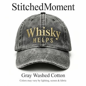 Può includere: Un cappellino da baseball in cotone lavato grigio con la scritta Whisky HELPS ricamata in oro sul pannello frontale. Il cappellino presenta una finitura usurata con cuciture visibili sulla visiera curva e occhielli sulla corona.