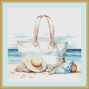 Op de afbeelding: Een strandthema-illustratie met een witte draagtas met blauwe strepen, een strohoed met een rode band en schelpen op een zandstrand. Een blauw-witte sjaal en een strohoed zijn ook aanwezig. De achtergrond toont de zee en de lucht.