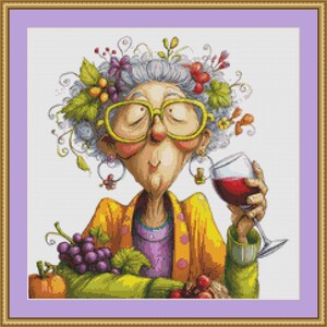 Pode incluir: Ilustração emoldurada de desenho animado de uma mulher idosa com cabelo grisalho, usando óculos amarelos grandes e segurando uma taça de vinho tinto. Ela está vestida com um casaco amarelo com bolinhas rosa e uma camisa roxa. Uvas e uma abóbora na mesa.