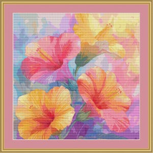 Peut inclure: Un motif de point de croix représentant trois grandes fleurs d'hibiscus dans des tons de rose, orange et jaune. Le dessin est placé sur un fond doux de style aquarelle aux teintes bleues, violettes et roses, le tout encadré d'un fin cadre doré.