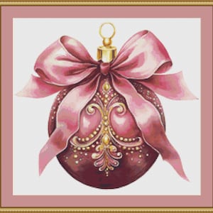 Peut inclure: Une boule de Noël bordeaux avec un motif doré et un nœud en satin rose.