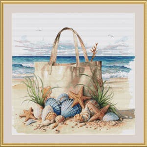 Op de afbeelding: Een strandthema-illustratie met een beige draagtas, schelpen en zeesterren op een zandstrand. De achtergrond toont de oceaan met blauwe golven en een lichtblauwe lucht. Groene planten zijn ook zichtbaar.