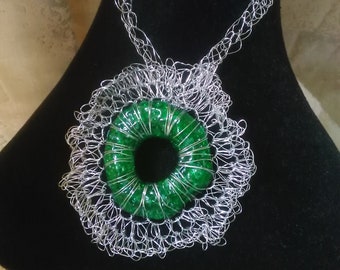 Silver-plated copper crochet necklace with a brilliant forest green toroid in recycled plastic. Unique piece. Free shipping discounted price