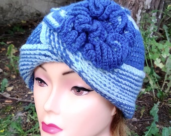 Cappello da donna all'uncinetto con decorazione iperbolica. Blu e azzurro. 30% di sconto e spedizione tracciabile gratuita