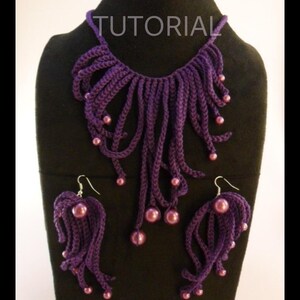 Italian Version. Crochet pattern for parure (necklace and errings) "Fringe" with easy step by step instructions. 22 pages Pdf with 52 images