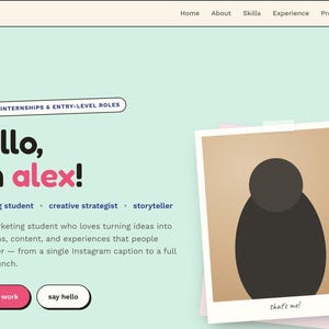 以下が含まれることがあります： アレックス・モーガンのウェブサイトのランディングページ。淡いミントグリーンの背景、ピンクの星、ダークブラウンの抽象的な図形が入ったポラロイド風のフォトフレームが特徴です。「hello, i'm alex!」「marketing student」「see my work」というテキストが含まれています。