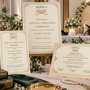 Peut inclure: Un ensemble de papeterie couleur crème pour une célébration de fin de lecture du Coran, comprenant un grand panneau d'accueil, une invitation et un certificat, avec du texte doré, des bordures ornées et un dessin de livre ouvert.