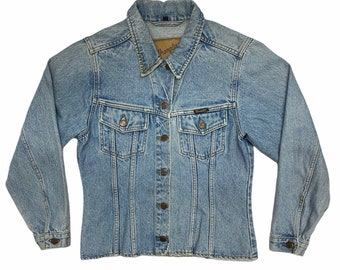 Womens vintage Wrangler denim jacket in light blue, fitted style for women - Small / Medium