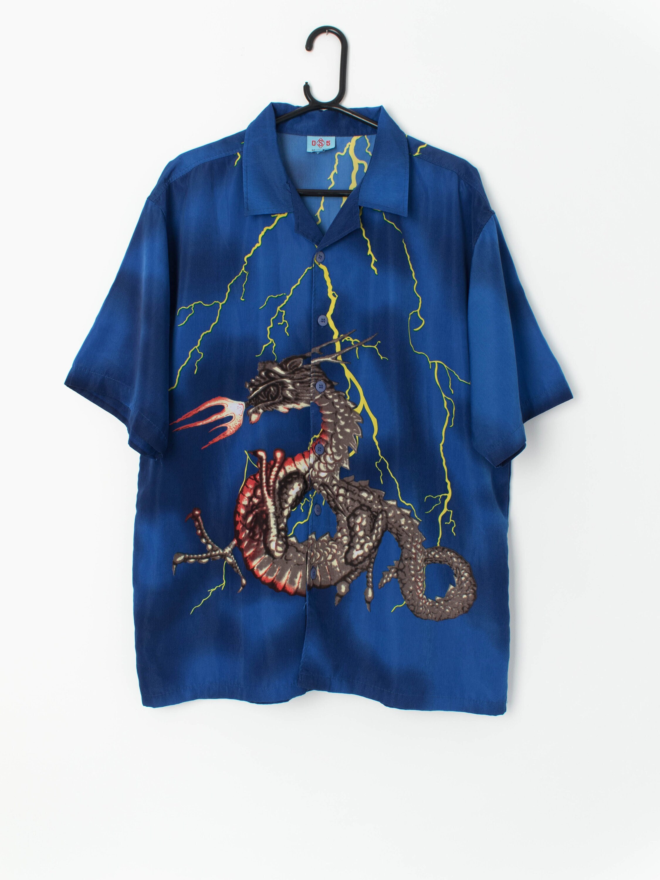 Camisa de dragon vintage con graficos llamativos de un gran dragon y un rayo Grande XL