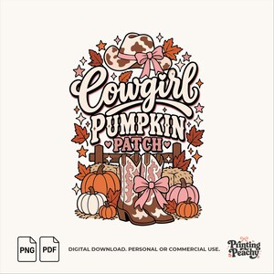 Può includere: Un design grafico digitale con il testo Cowgirl PUMPKIN PATCH, un cappello da cowboy con stampa mucca e un fiocco rosa, due stivali western con fiocchi rosa, zucche arancioni e bianche, foglie autunnali e stelle su uno sfondo chiaro.