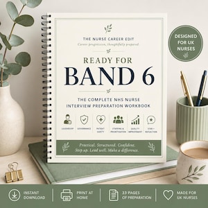 Può includere: Un quaderno a spirale intitolato The Nurse Career Edit Ready for Band 6, The Complete NHS Nurse Interview Preparation Workbook. La copertina è color crema con testo verde scuro e icone per leadership, governance e sicurezza del paziente.