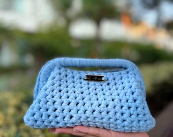 Ręcznie robiona pastelowa mini kopertówka na szydełku z zapięciem | Elegancka torebka wieczorowa | Przemyślany prezent
