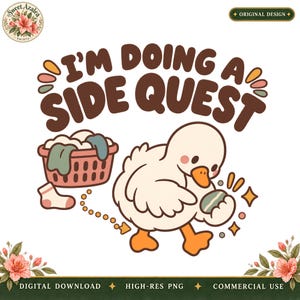 Peut inclure: Une illustration graphique montrant un canard blanc tenant un œuf rayé vert, un panier à linge rose rempli de vêtements et une chaussette. Le texte indique I'M DOING A SIDE QUEST en lettres marron. Des éléments floraux et des étoiles entourent le motif.