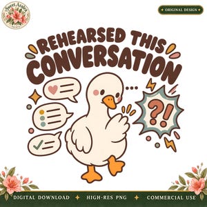 Könnte beinhalten: Eine digitale Grafik mit einer weißen Cartoon-Ente mit orangefarbenen Füßen und Schnabel, umgeben von Sprechblasen mit Symbolen, einem Stern mit Fragezeichen und dem braunen Text REHEARSED THIS CONVERSATION, akzentuiert durch florale Ecken.
