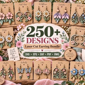 Può includere: Una collezione di orecchini in legno tagliati al laser su cartoncini individuali, con motivi floreali, farfalle e lune crescenti. Il cartello centrale riporta 250+ DESIGNS Laser Cut Earring Bundle, con i formati SVG, EPS, DXF, PDF e DWG.