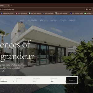Op de afbeelding: Een website-interface voor Vellora Estates met een moderne witte villa met grote glazen deuren, een palmboom en een zoekbalk met vervolgkeuzemenu's voor locatie, type woning, prijsklasse en aantal slaapkamers tegen een donkere achtergrond.