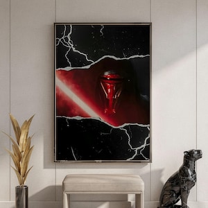 Könnte beinhalten: Ein rechteckiger Wandkunstdruck, der eine dunkle, kapuzentragende Figur mit einer roten Maske und einer leuchtenden roten Lichtschwertklinge zeigt. Die Komposition ist durch einen Riss-Effekt unterteilt, der die Figur vor schwarzem Hintergrund zeigt.