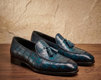 Handgemaakte blauwe krokodillenleren loafers met kwastjes, herenschoenen van leer met een luxe exotisch patroon.