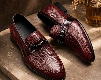 Vinröda läderloafers, texturerad klänning, lyxiga slip-on, formellt bröllop, eleganta affärsskor