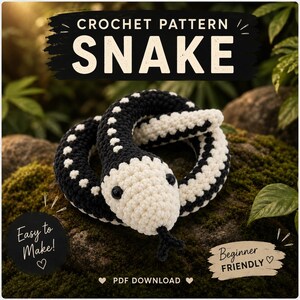 Könnte beinhalten: Eine Häkelanleitung für eine Schlange, die eine geringelte schwarz-weiße Schlangenfigur mit schwarzen Augen und gespaltener Zunge zeigt. Der Text lautet CROCHET PATTERN SNAKE, Easy to Make!, Beginner FRIENDLY und PDF DOWNLOAD.