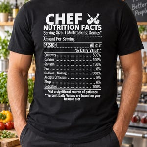 以下が含まれることがあります： CHEF NUTRITION FACTSと白い文字で書かれた黒い半袖Tシャツ。Creativity 500%、Caffeine 100%、Sarcasm 150%、Dedication 200%などの成分がリストされており、上部には2本の交差したシェフナイフのグラフィックが描かれています。