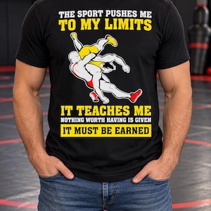 Maglietta da wrestling, Maglietta "Deve essere guadagnato", Regalo motivazionale per lottatori, Ringraziamento all'allenatore, Abbigliamento per atleti di grappling, Allenamento sul tappeto, Mentalità sportiva