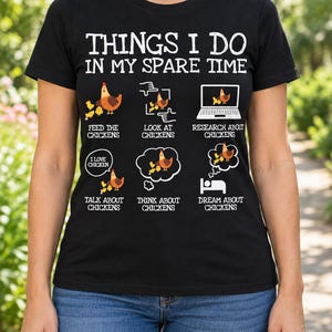 T-shirt « Ce que je fais avec mes poules », T-shirt humoristique sur le temps libre, Cadeau pour éleveur de poules, Illustration amusante sur la volaille, Tenue vie à la ferme, Anniversaire pour amoureux des poules