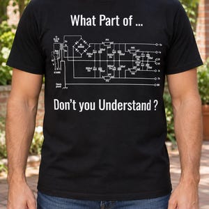 Könnte beinhalten: Ein schwarzes Kurzarm-T-Shirt mit einem weißen Grafikdruck eines elektronischen Schaltplans. Der Text über dem Diagramm lautet "What Part of ..." und der Text unter dem Diagramm lautet "Don't you Understand ?" in weißer Schrift.