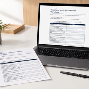 Könnte beinhalten: Ein Laptop, auf dem ein Breach and Notification Decision Worksheet-Dokument angezeigt wird, mit einer passenden gedruckten Papierkopie auf dem Schreibtisch neben einem schwarzen Stift. Das Dokument enthält eine Tabelle mit Spalten für Fragen.