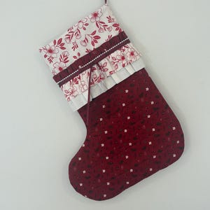 Patrón de costura para calcetín navideño con puños y volante opcional (descarga digital en PDF).
