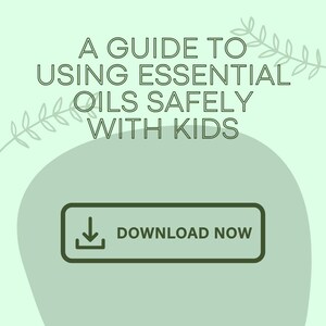 Può includere: Una grafica verde e bianca con un design a foglia e il testo "Una guida per l'uso sicuro degli oli essenziali con i bambini". Un pulsante verde con un'icona di download e il testo "Scarica ora" si trova nella parte inferiore della grafica.