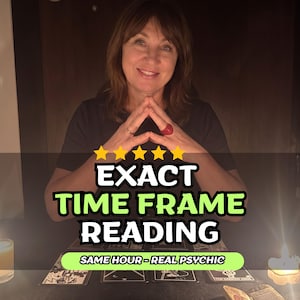Può includere: Una persona con capelli castani indossa una maglietta nera e un anello rosso, dietro un tavolo con carte dei tarocchi e candele. Il testo recita: EXACT TIME FRAME READING, cinque stelle gialle e SAME HOUR - REAL PSYCHIC.