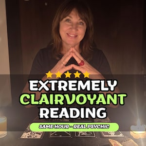 Puede incluir: Una persona de cabello castaño con una camisa negra y un anillo rojo, situada tras una mesa con cartas de tarot y velas. El texto dice: EXTREMELY CLAIRVOYANT READING, cinco estrellas amarillas y el texto: SAME HOUR - REAL PSYCHIC.
