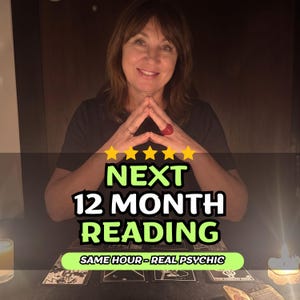 Könnte beinhalten: Eine Person mit braunem Haar trägt ein schwarzes Oberteil und einen roten Ring, platziert hinter einem Tisch mit Tarotkarten. Textüberlagerung: NEXT 12 MONTH READING, fünf gelbe Sterne und: SAME HOUR - REAL PSYCHIC, mit sichtbaren Kerzen.