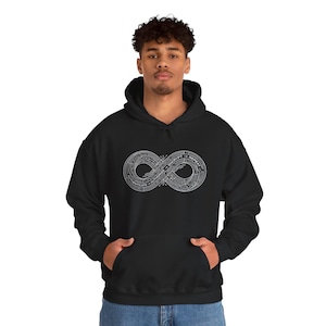 Peut inclure: Un sweat-shirt à capuche noir arborant un motif blanc en forme de symbole infini, composé de lignes complexes rappelant des circuits et de texte. Le texte inclut AUTHENTICATE, AUTHORIZE, ENCRYPT et REPEAT, disposés le long du symbole.