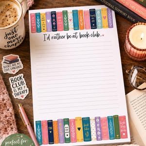Op de afbeelding: Een wit notitieblok met gelinieerd papier, voorzien van kleurrijke boekillustraties aan de boven- en onderkant, met de tekst I'd rather be at book club. Het blok meet 5,5 x 8,5 inch en bevat 50 afscheurbare vellen van 120 gsm papier.