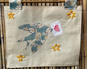 Handgjord väggbonad med svala, applikation och broderi av textilkonst, Cottagecore Decor