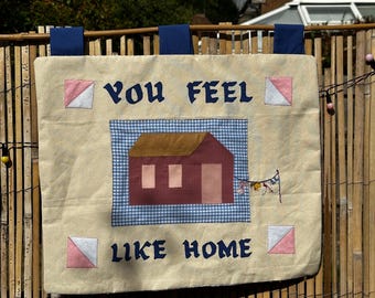 Handgjord applikation och broderad textilväggbonad, konstverk "Feel Like Home"